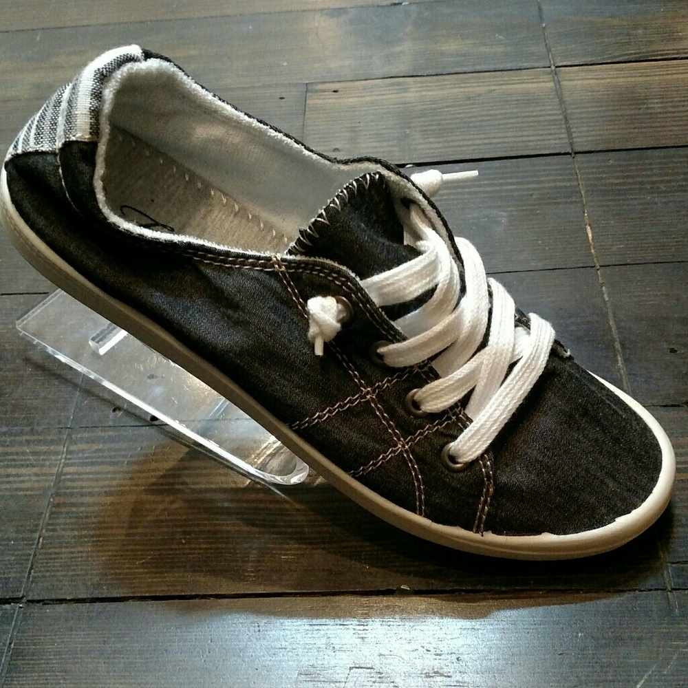 Black, stretchy sneakers